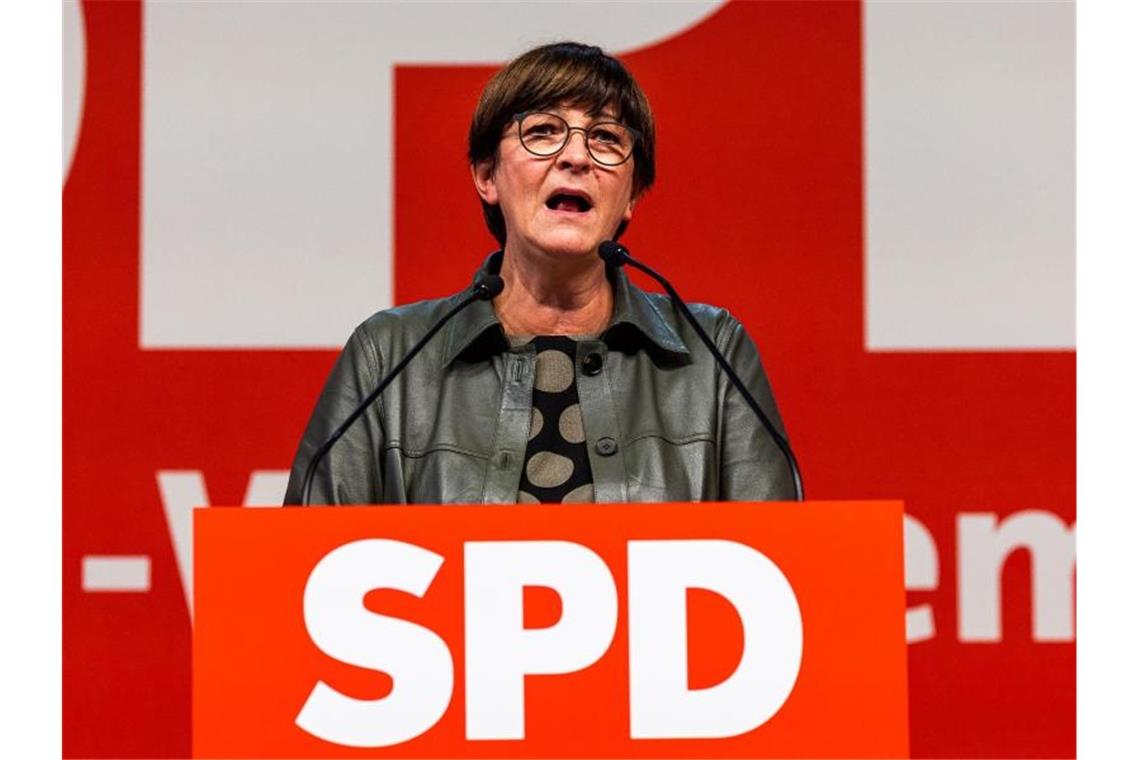 SPD-Chefin Esken: Sondierungspapier ist nicht gelb Die SPD-Vorsitzende Saskia Esken spricht beim Parteitag der baden-württembergischen SPD in Freiburg. Foto: Philipp von Ditfurth/dpa