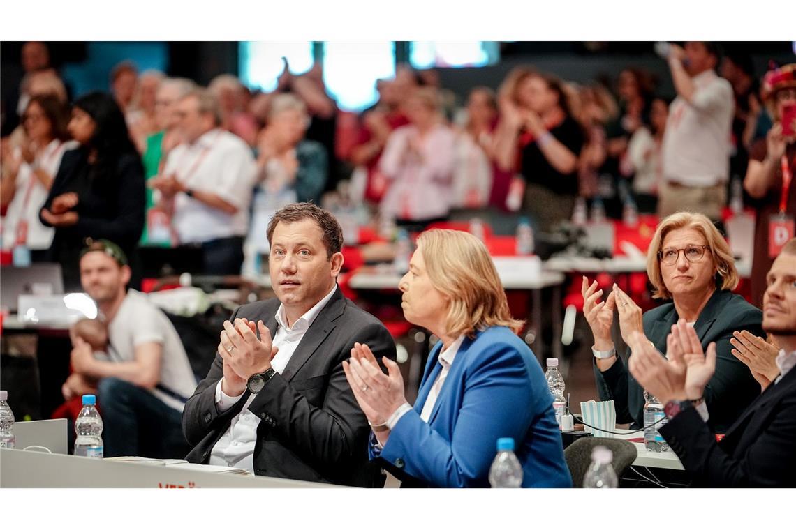 SPD treibt Arbeit an AfD-Verbotsverfahren voran Die SPD-Vorsitzenden Klingbeil und Bas applaudieren beim Parteitag nach der Abstimmung über die Vorbereitung eines AfD-Verbotsverfahrens.