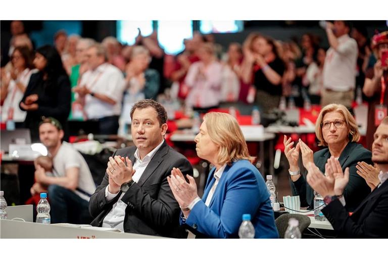 Die SPD-Vorsitzenden Klingbeil und Bas applaudieren beim Parteitag nach der Abstimmung über die Vorbereitung eines AfD-Verbotsverfahrens.