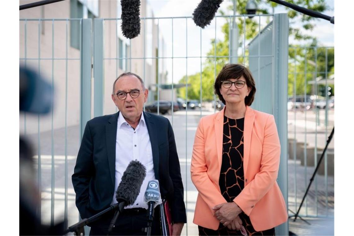 Marathon-Verhandlung im Kanzleramt: Was hilft aus dem Tief? Die SPD-Vorsitzenden Norbert Walter-Borjans und Saskia Esken geben vor Bebinn der Beratungen ein Pressestatement ab. Foto: Kay Nietfeld/dpa