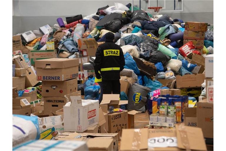 Die Spenden werden sortiert und anschließend in die Ukraine gefahren. Rund 50 Prozent des Spendenaufkommens kommt aus Deutschland. Foto: Sebastian Gollnow/dpa