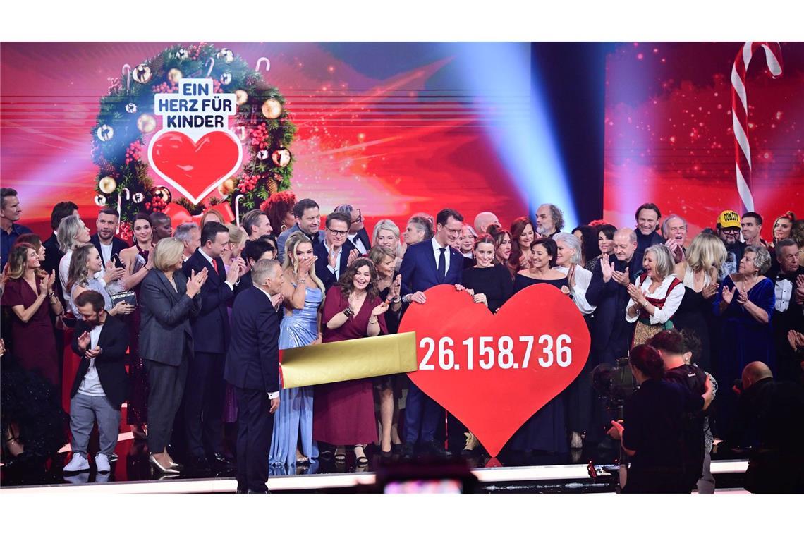 Die Spendensumme der Spenden-Gala "Ein Herz für Kinder" am Ende der Sendung wird präsentiert.