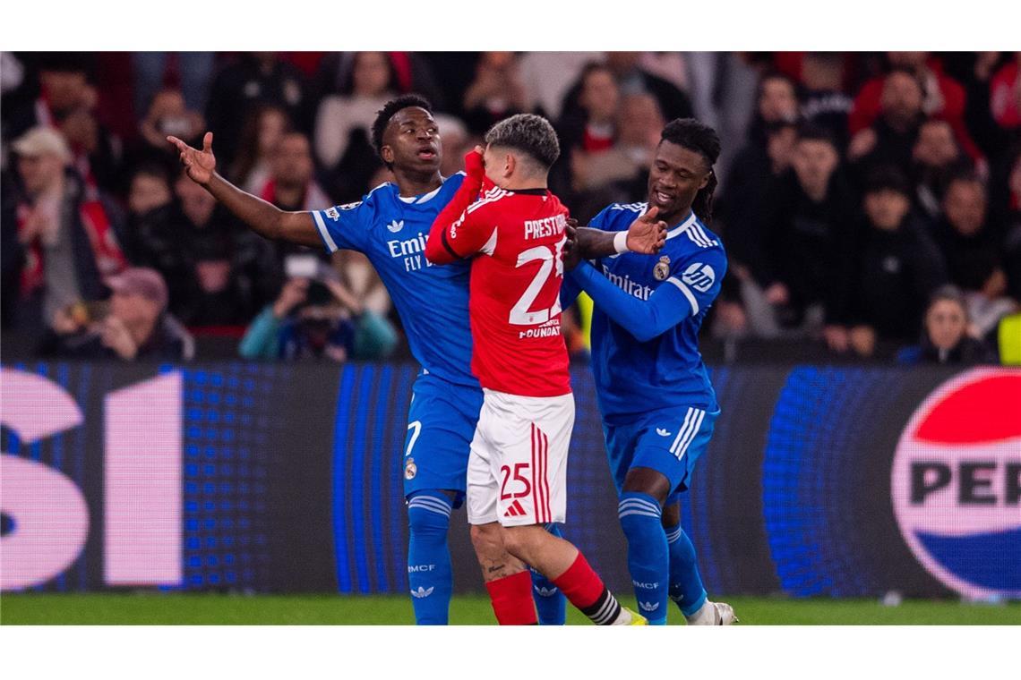 Die Sperre gegen Benfica-Profi Prestianni (Mitte) nach der Beleidigung von Vinícius Júnior (linke) wurde von der FIFA auf die WM ausgeweitet.