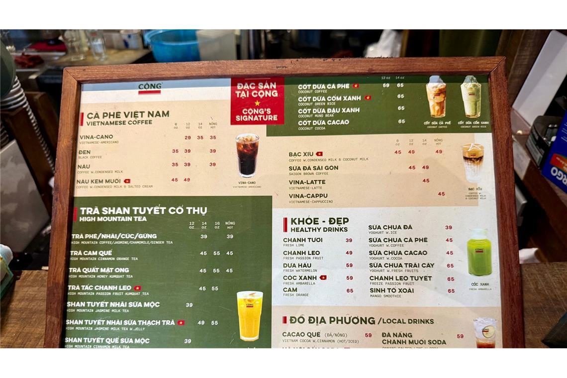 Kellner in Militärkluft: Vietnams kultigste Kaffeehauskette Die Spezialität im Cong Caphe ist ein eiskalter Kokosnuss-Kaffee.
