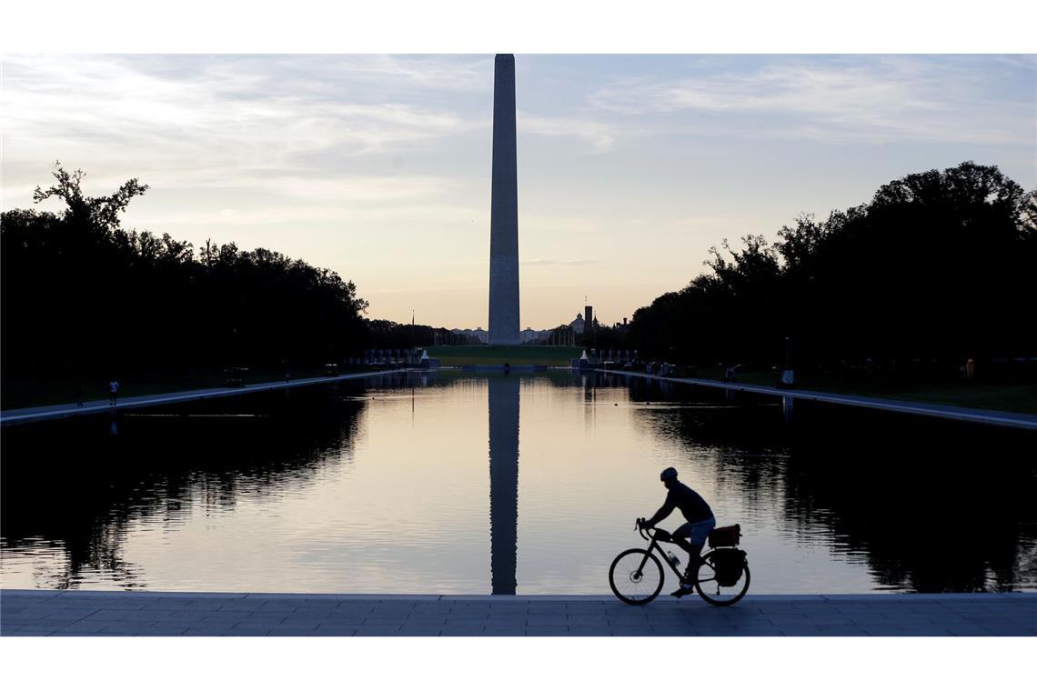 Die Spiegelung des Washington Monument im Morgenlicht des frisch renovierten Reflecting Pool ist zu sehen.