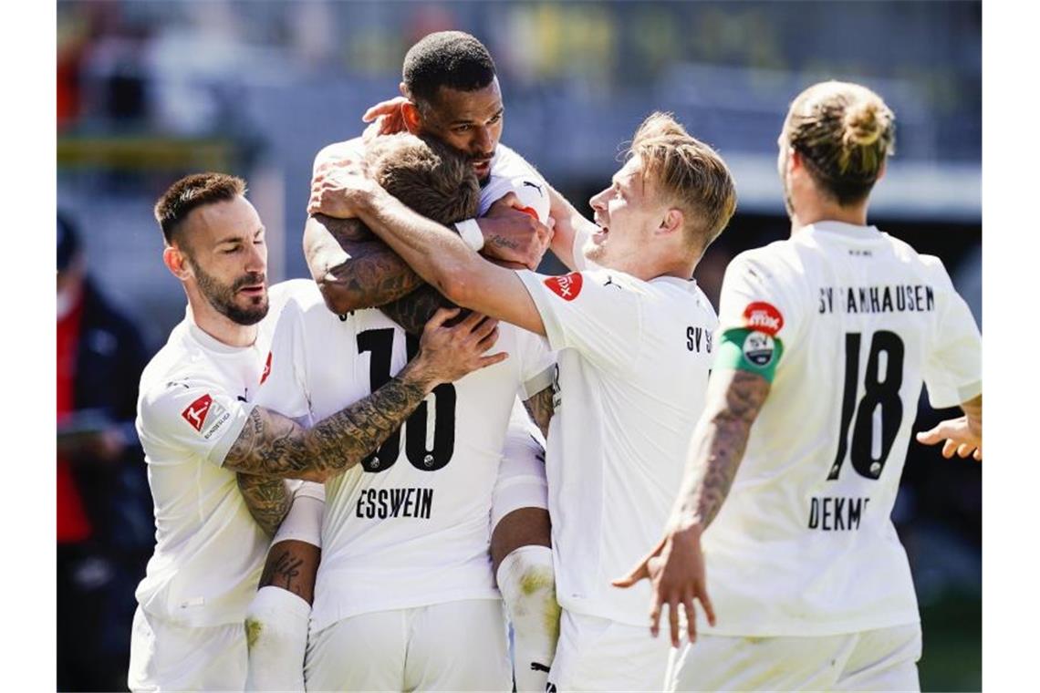HSV und Fürth sieglos - Sandhausen jubelt im Abstiegskampf Die Spiel von Sanhausen feiern ein Tor im Heimspiel gegen Hannover 96. Foto: Uwe Anspach/dpa
