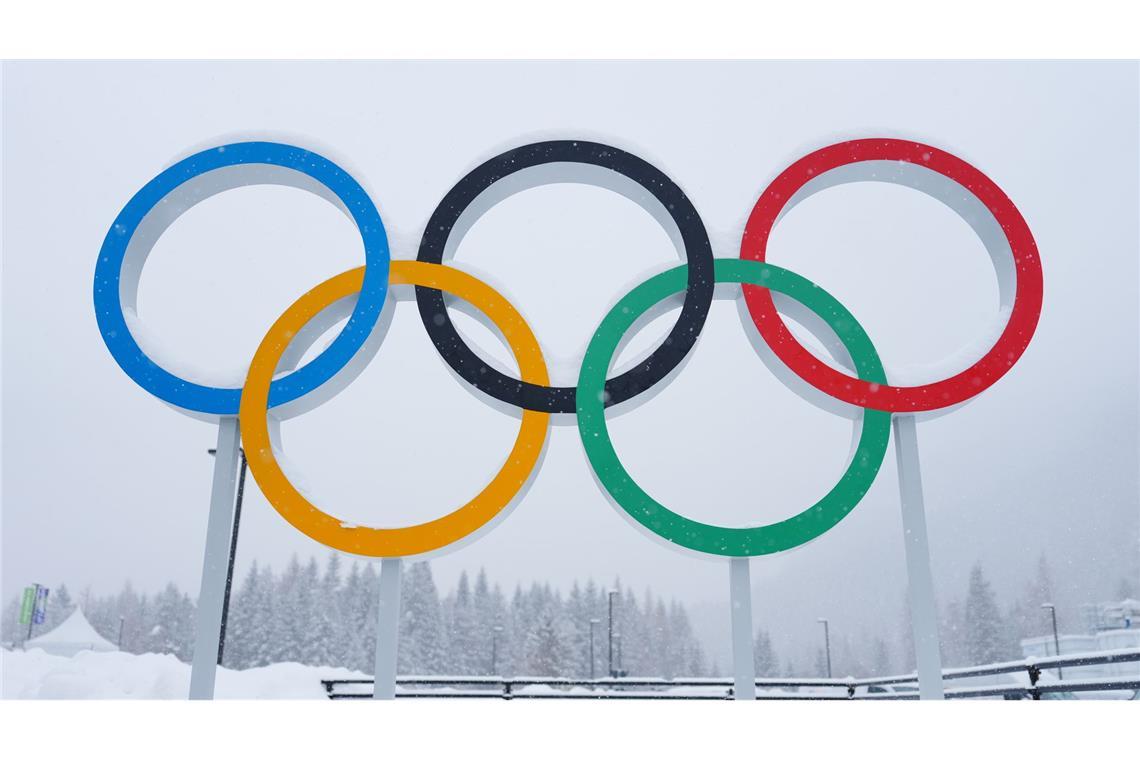 Die Spiele sind fast eröffnet: olympische Ringe in Cortina