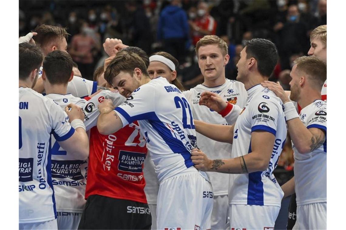 Frankreich komplettiert Halbfinale der EM Die Spieler aus Island jubeln über ihren deutlichen Sieg in der Hauptrunde gegen Montenegro. Foto: Tibor Illyes/MTI/AP/dpa