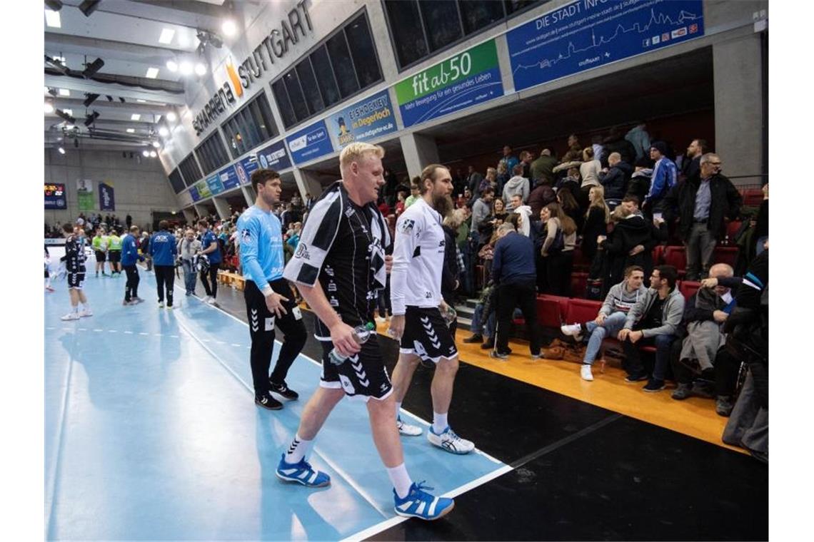Nach Hallen-Evakuierung: Kiel gewinnt Krimi in Stuttgart Die Spieler der beiden Mannschaften und die Zuschauer verlassen nach einer Durchsage die Halle. Foto: Marijan Murat/dpa