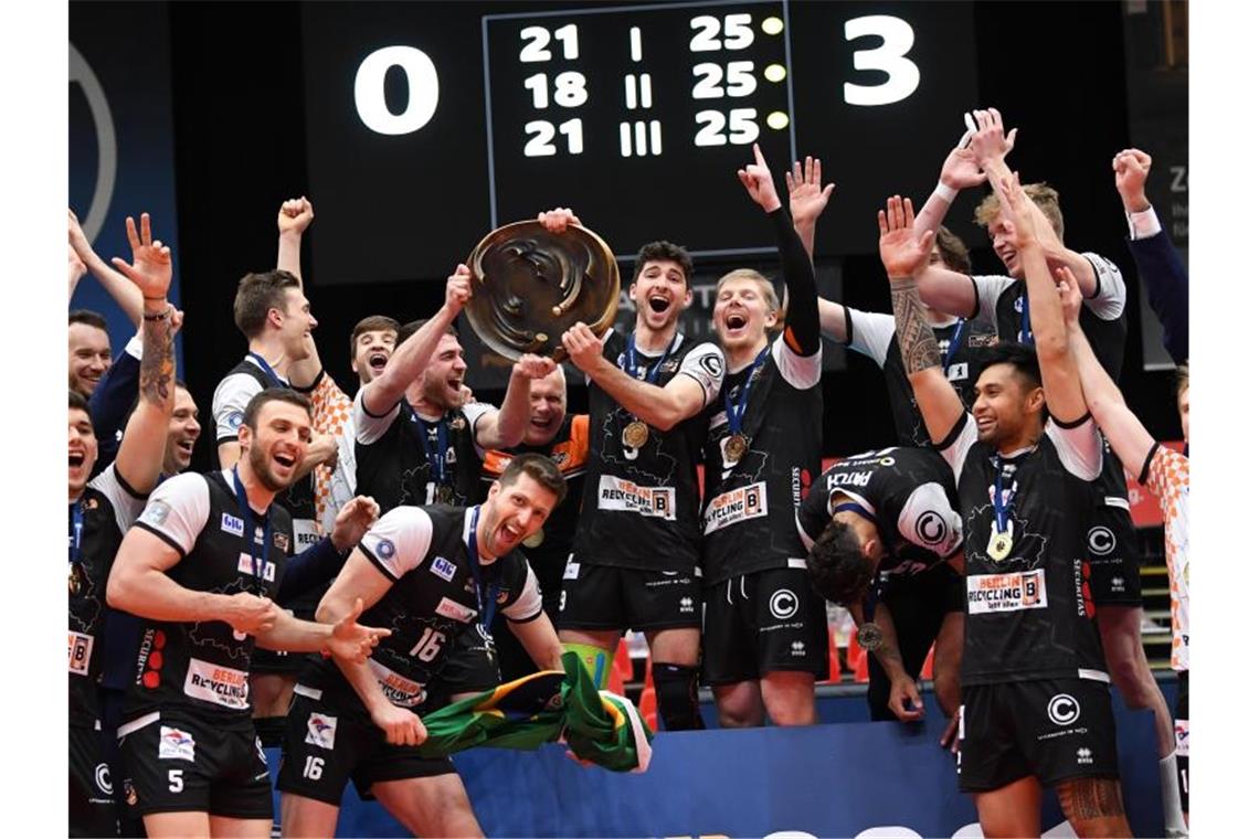 Die Spieler der Berlin Volleys feiern die Deutsche Meisterschaft. Foto: Felix Kästle/dpa