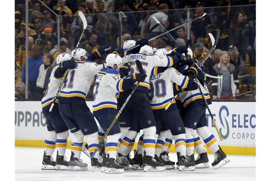 St. Louis gleicht in Finalserie um Stanley Cup aus Die Spieler der Blues feiern den Siegtreffer. Foto: Bruce Bennett/Pool, Getty Images/AP