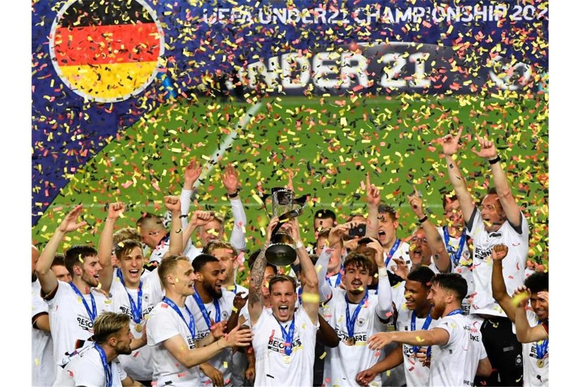 U21-Triumph für die „Geschichtsbücher“ - „Sehr verdient“ Die Spieler der deutschen U-21 feiern im Konfettiregen die Europameisterschaft. Foto: Marton Monus/dpa