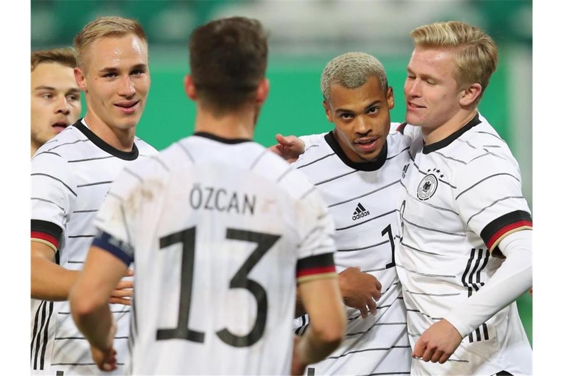 Die Spieler der deutschen U21 feiern den Treffer zum 1:0 gegen Bosnien-Herzegowina durch Lukas Nmecha (2.v.r.). Foto: Daniel Karmann/dpa
