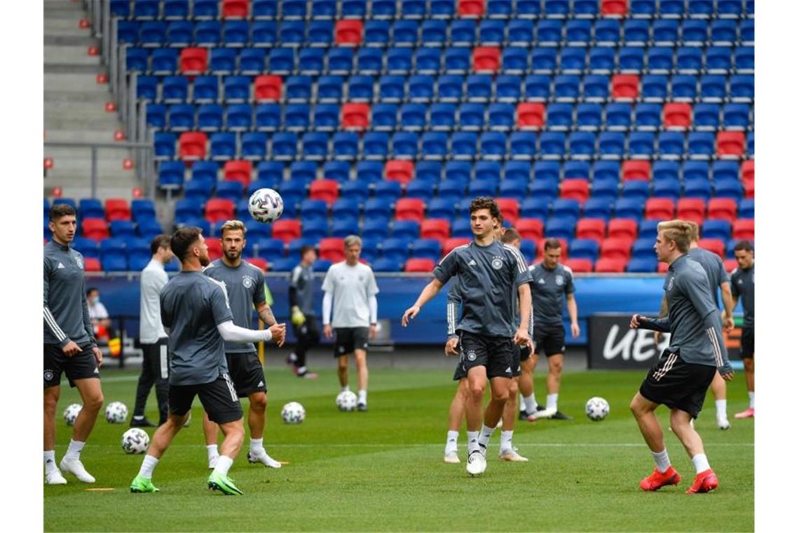 Die Spieler der deutschen U21 trainieren in der MOL Arena Sosto. Foto: Marton Monus/dpa