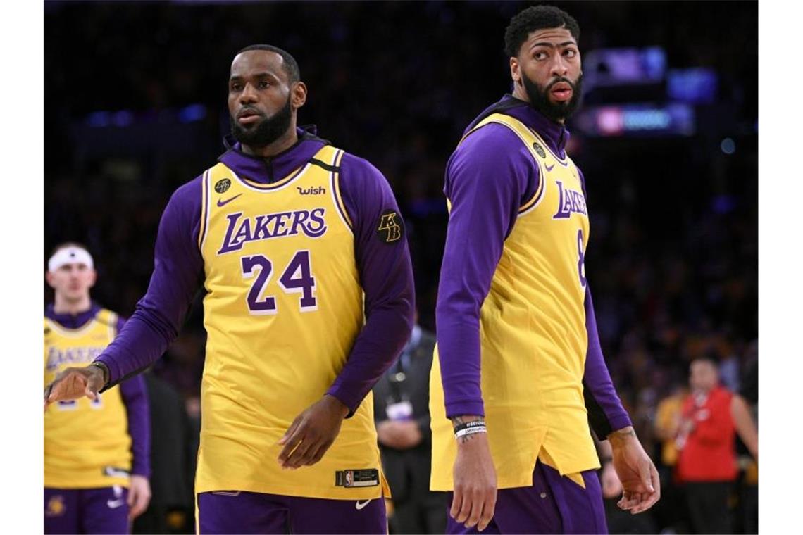 „Unsere Herzen sind gebrochen“: Lakers weinen um Kobe Bryant Die Spieler der Los Angeles Lakers wärmen sich vor dem Spiel in Trikots von Kobe Bryant mit der Nummer 24 auf. Foto: Kelvin Kuo/AP/dpa