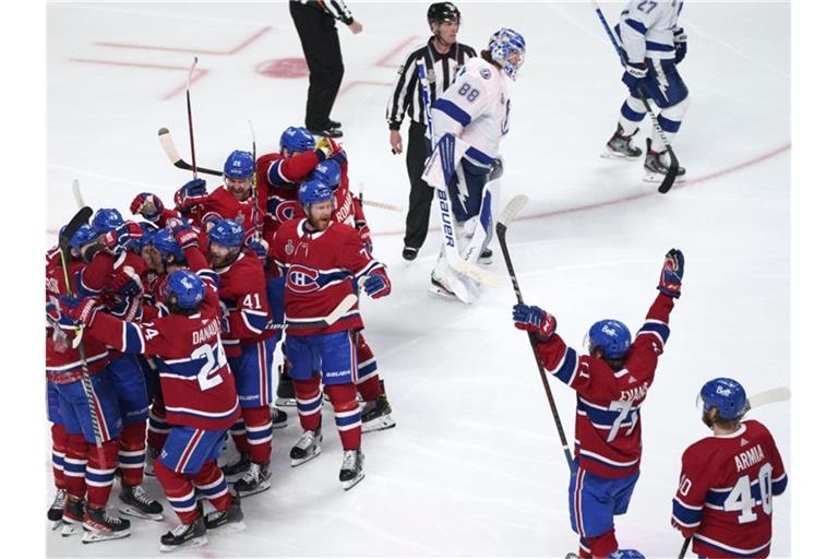 Die Spieler der Montreal Canadiens ein Tor von Josh Anderson in der Verlängerung feiern. Foto: Paul Chiasson/The Canadian Press via AP/dpa