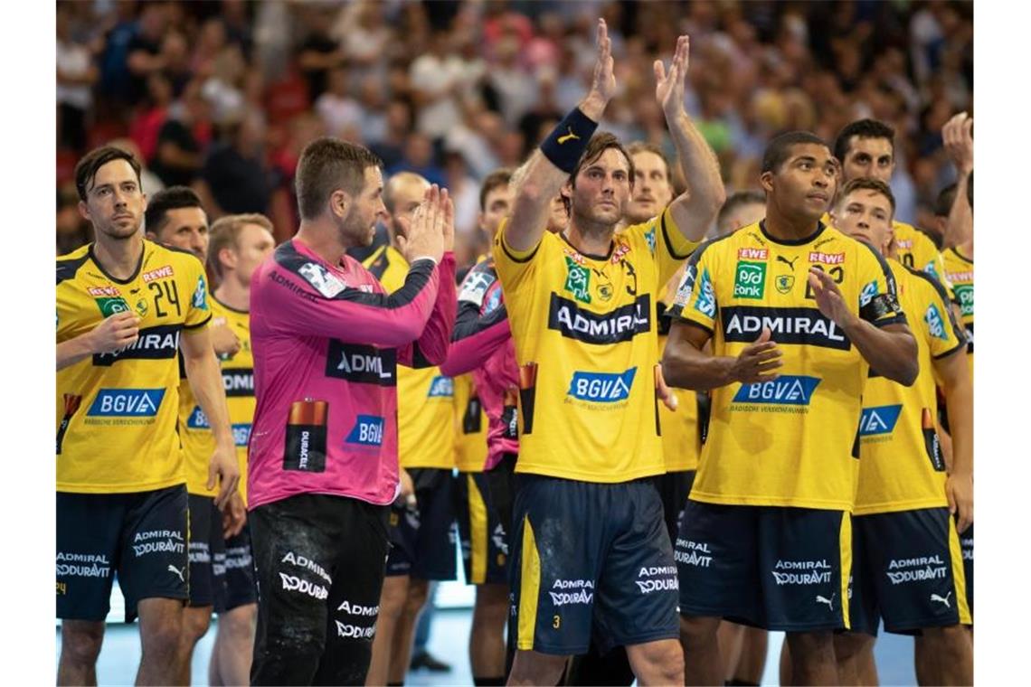 Flensburg gewinnt erstes Topspiel der Handball-Bundesliga Die Spieler der Rhein-Neckar Löwen verabschieden sich von den Fans. Foto: Axel Heimken