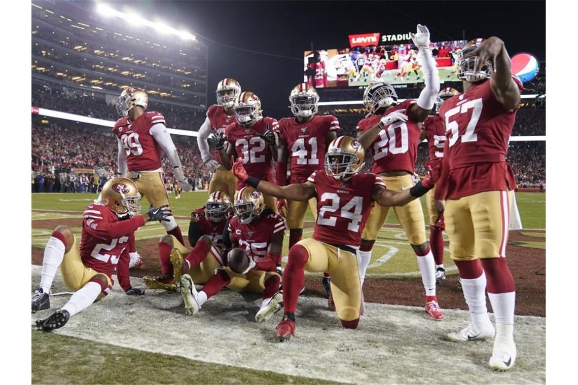 Die Spieler der San Francisco 49ers jubeln während des Spiels gegen die Green Bay Packers. Foto: Tony Avelar/AP/dpa