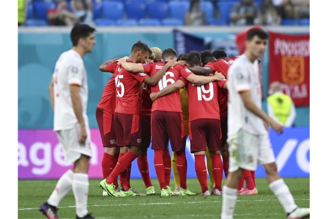 Die Spieler der Schweiz bilden vor dem Beginn der Verlängerung einen Kreis. Foto: Kirill Kudryavtsev/Pool AFP/AP/dpa