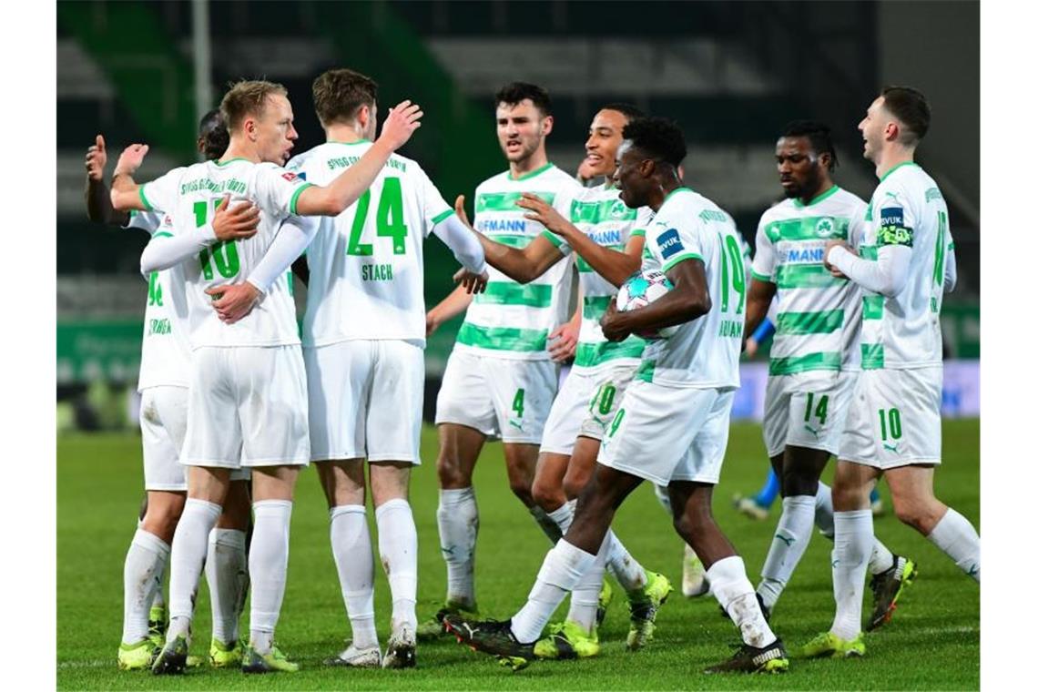 Die Spieler der SpVgg Greuther Fürth jubeln über ein Tor gegen Holstein Kiel. Foto: Matthias Merz/dpa