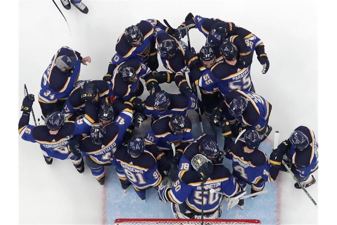 Die Spieler der St. Louis Blues feiern den Einzug ins Stanley-Cup-Finale. Foto: Jeff Roberson/AP