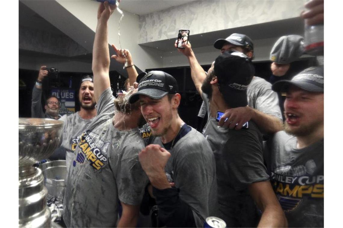 Die Spieler der St. Louis Blues feiern den Triumph ausgiebig in der Kabine. Foto: Dave Sandford/Pool, NHL via Getty Images/Pool/AP