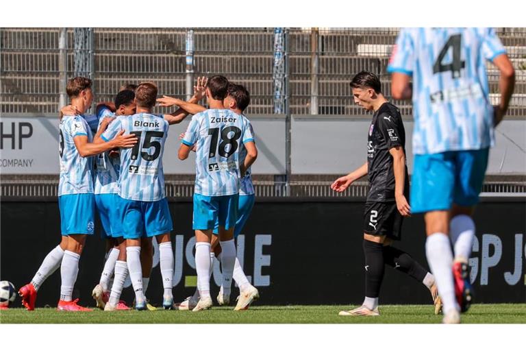 Die Spieler der Stuttgarter Kickers bejubeln den 2:1-Siegtreffer von Sebastian Müller.