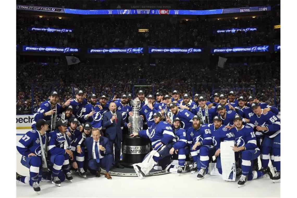 NHL: Tampa Bay Lightning holen den Stanley Cup Die Spieler der Tampa Bay Lightning posieren mit dem Stanley Cup. Foto: Bruce Bennett/AP Pool/dpa