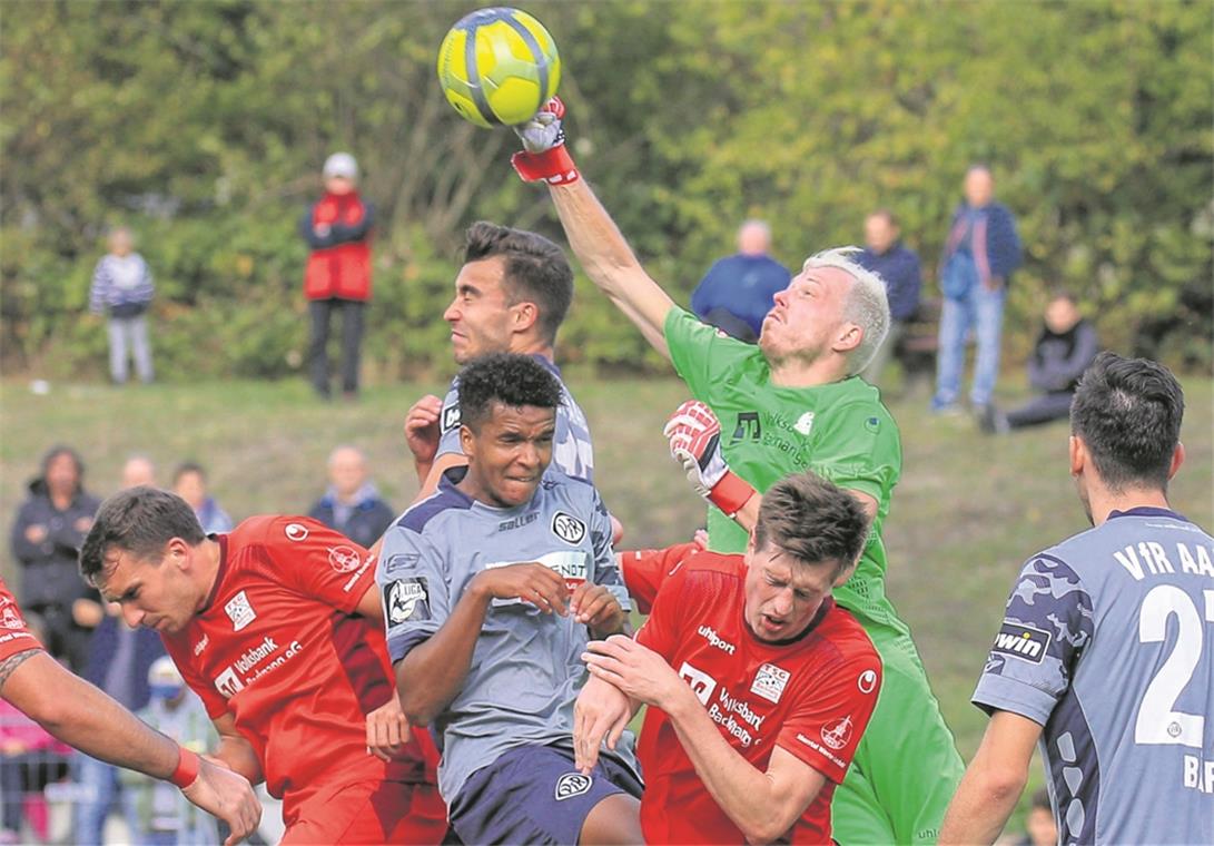 Die Spieler der TSG Backnang um Torhüter Michael Quattlender zwangen den Drittligisten VfR Aalen in die Knie.Foto: A. Becher