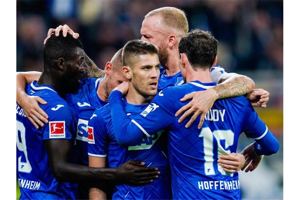 Die Spieler der TSG Hoffenheim gewinnen überraschend gegen Schalke 04. Foto: Uwe Anspach/dpa