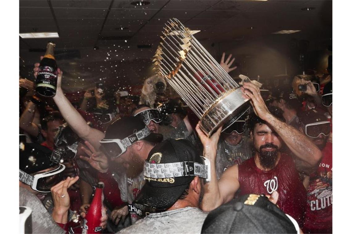 Nationals holen World-Series-Titel - Trump gratuliert Die Spieler der Washington Nationals starteten nach ihrem Sieg in der World Series eine wilde Party. Foto: David J. Phillip/AP/dpa