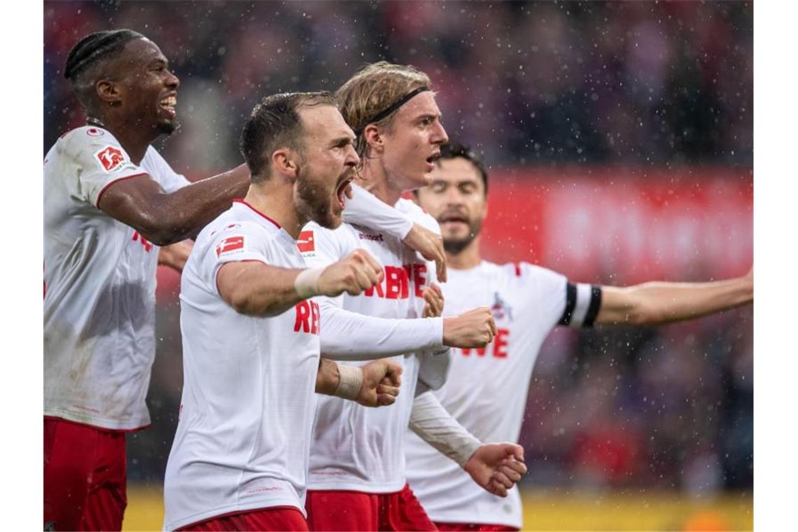 Erleichterung in Köln - Frust bei „David“ Paderborn Die Spieler des 1. FC Köln freuen sich über den Treffer zum 3:0-Endstand gegen Paderborn. Foto: Marius Becker/dpa