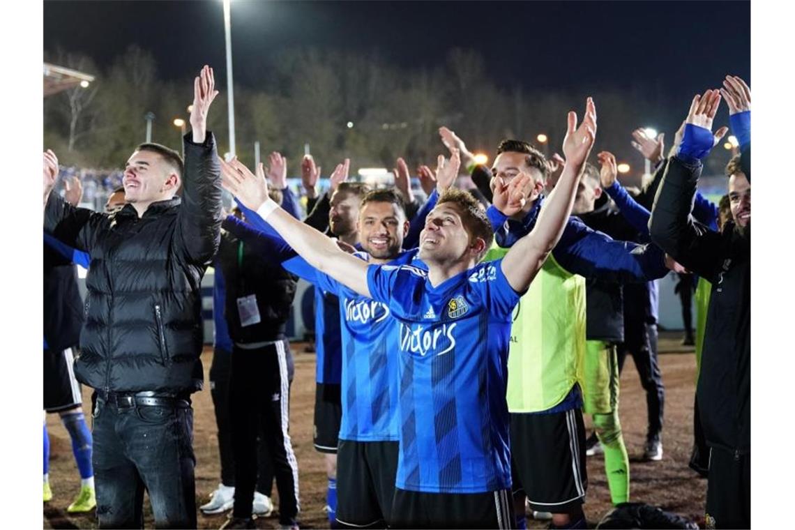 Die Spieler des 1. FC Saarbrücken feiern den sensationellen Halbfinal-Einzug im DFB-Pokal. Foto: Thomas Frey/dpa