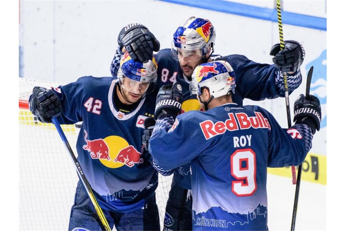 Die Spieler des EHC Red Bull München feiern den zehnten Sieg im zehnten Spiel. Foto: Matthias Balk/dpa