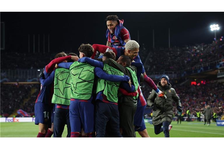 Die Spieler des FC Barcelona feiern das dritte Tor Robert Lewandowskis – in der Champions League erreicht das Team das Viertelfinale.