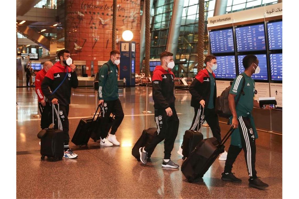 Bayern nach Chaos-Reise in Katar gelandet Die Spieler des FC Bayern bei der Ankuft am Flughafen in Doha. Foto: -/FIFA/dpa