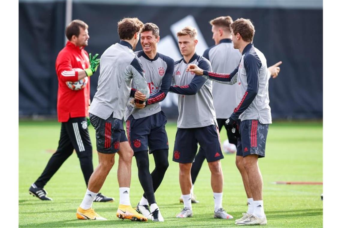 Corona-Schreck vor Königsklasse: Gnabry fehlt den Bayern Die Spieler des FC Bayern beim Abschlusstraining in München. Foto: Marco Donato/FC Bayern München/dpa