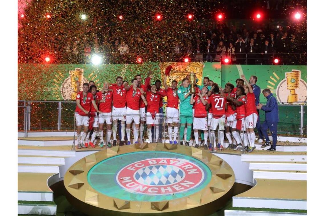 Die Spieler des FC Bayern jubeln bei der Siegerehrung. Foto: Jan Woitas