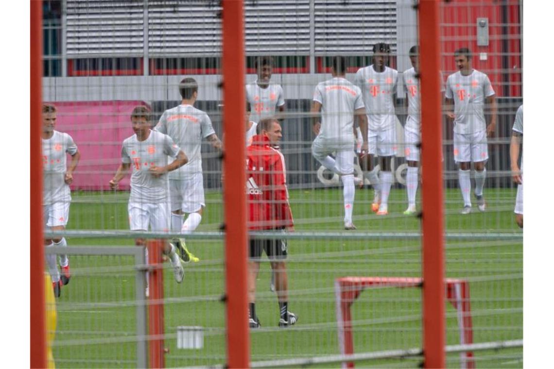 Die Spieler des FC Bayern München beim Start des Mannschaftstrainings. Foto: Peter Kneffel/dpa