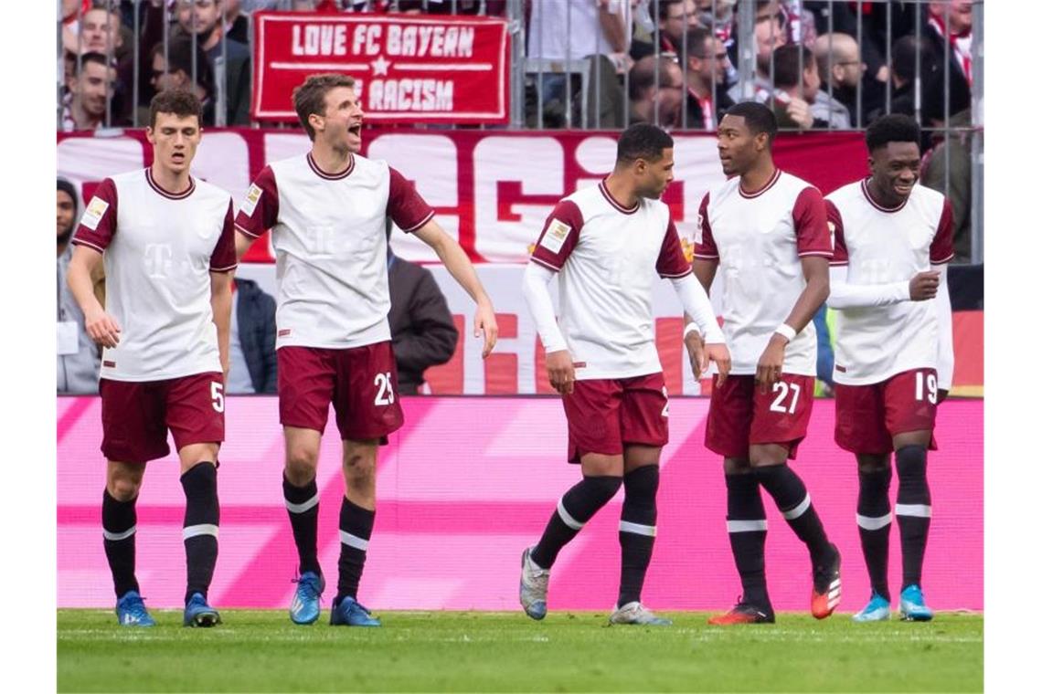 Die Spieler des FC Bayern München feiern den 2:0-Sieg gegen den FC Augsburg. Foto: Sven Hoppe/dpa