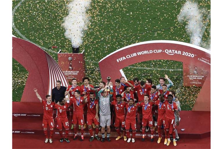 Die Spieler des FC Bayern München sind nach dem Gewinn der Club-WM die offiziell die beste Mannschaft der Welt. Foto: Mahmoud Hefnawy/dpa