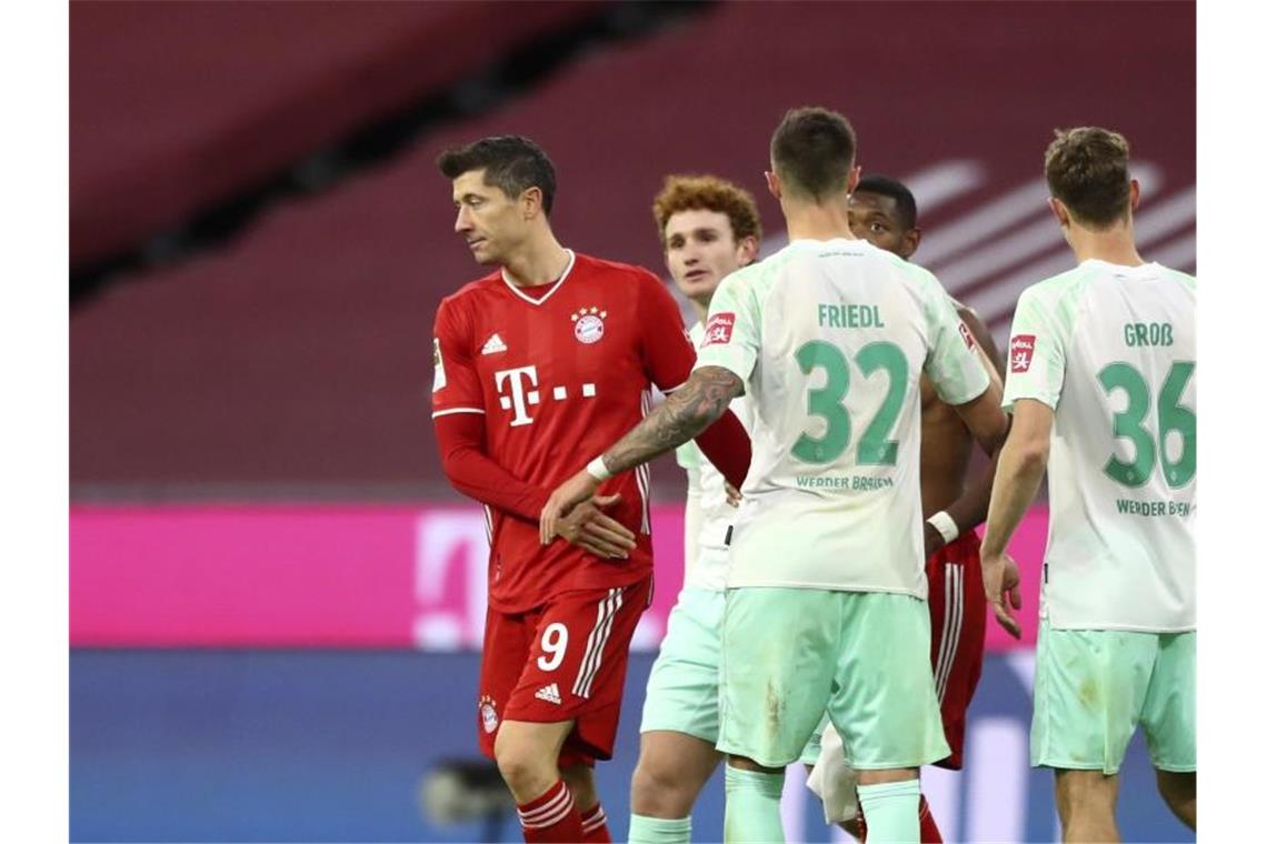 „Verärgerte“ Bayern beim Flick-Jubiläum Die Spieler des FC Bayern München um Stürmerstar Robert Lewandowski (l) waren nach dem Remis gegen Werder enttäuscht. Foto: Matthias Schrader/AP-Pool/dpa