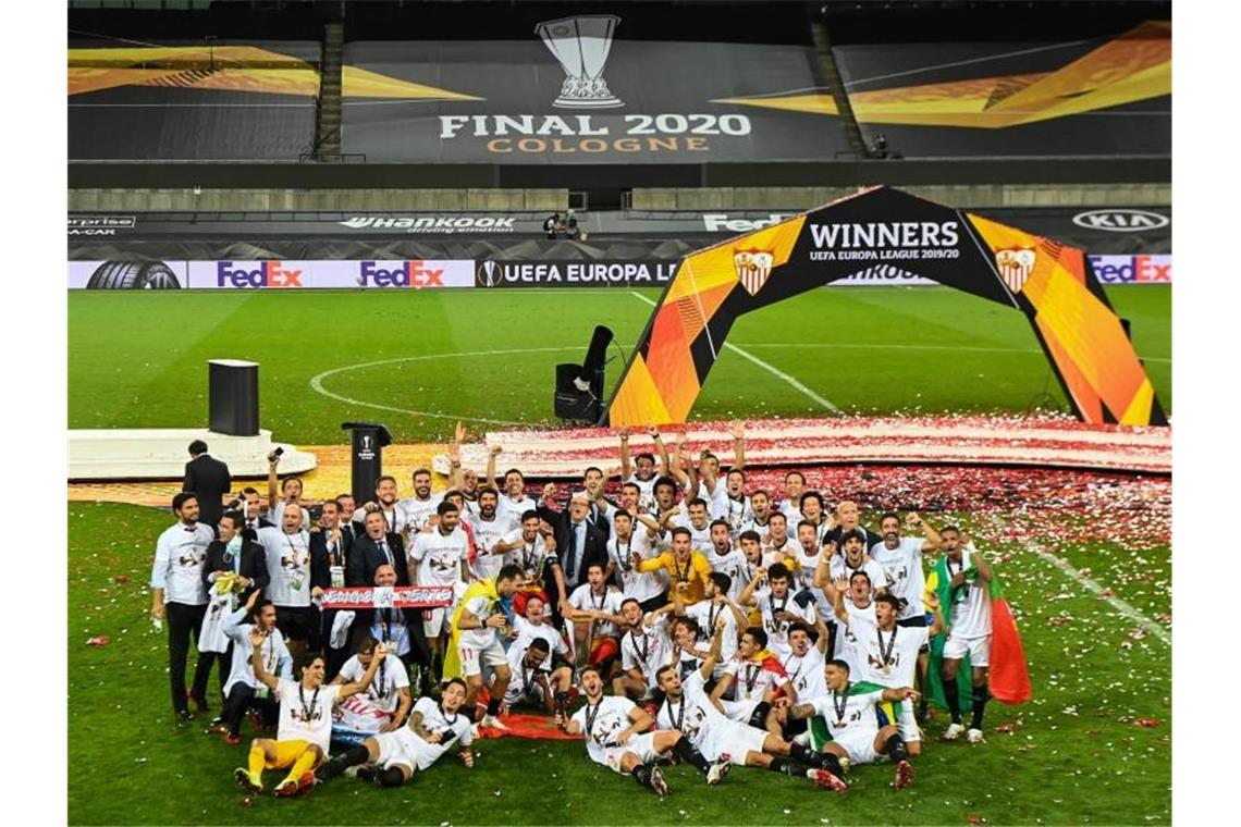 ... und am Ende gewinnt der FC Sevilla Die Spieler des FC Sevilla feiern den Sieg im Finale der Europa League. Foto: Federico Gambarini/dpa