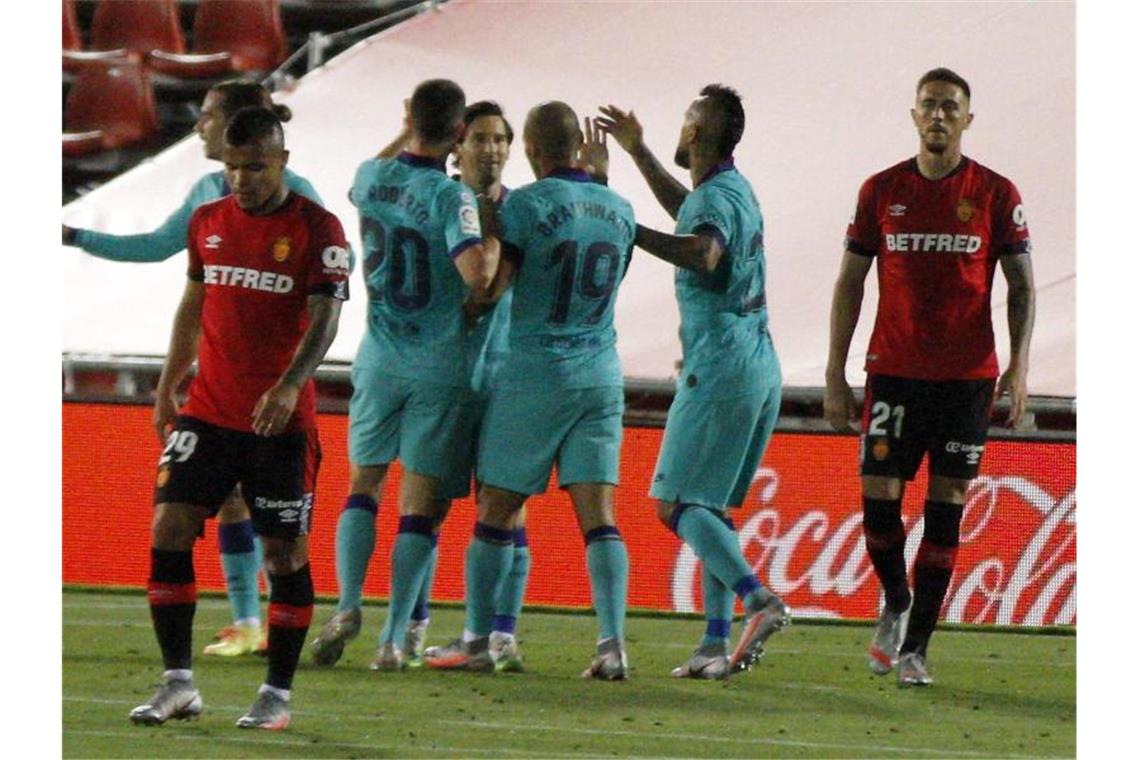 Die Spieler des FC Barcelona jubeln über den Treffer zum 2:0. Foto: Francisco Ubilla/AP/dpa