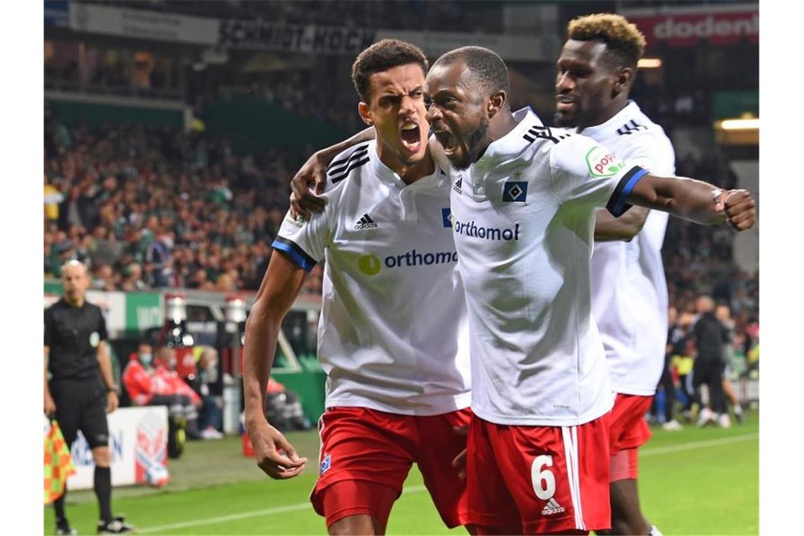 Die Spieler des Hamburger SV feiern den 2:0-Sieg beim Erzrivalen Werder Bremen. Foto: Carmen Jaspersen/dpa