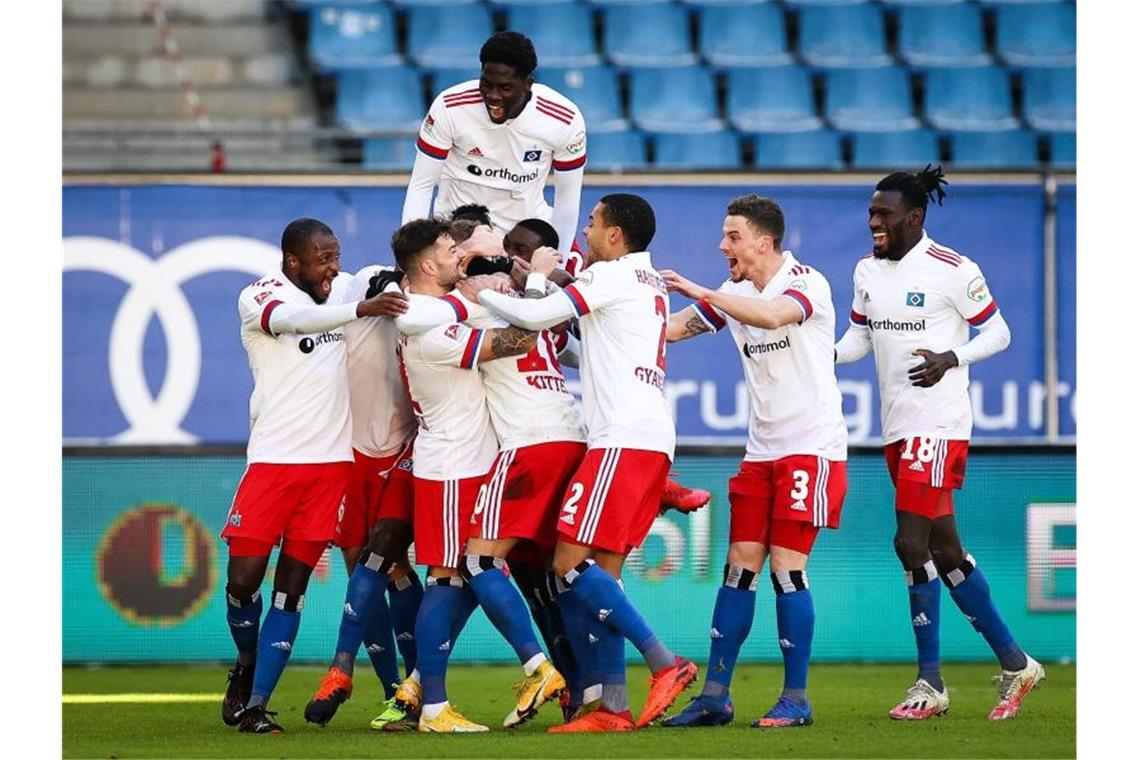 Die Spieler des Hamburger SV feiern den Heimsieg über den SC Paderborn 07. Foto: Christian Charisius/dpa