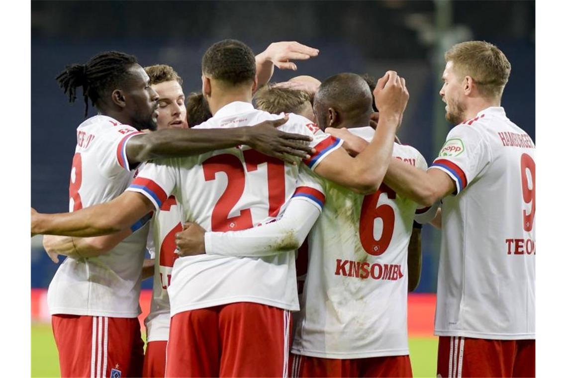 HSV nach Kantersieg wieder Zweitliga-Erster Die Spieler des Hamburger SV feiern einen weiteren Treffer gegen den VfL Osnabrück. Foto: Axel Heimken/dpa