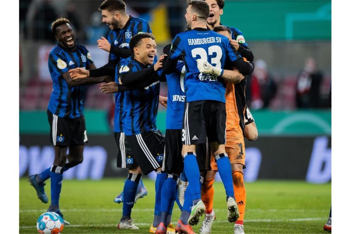 Die Spieler des Hamburger SV freuen sich über den Sieg im Elfmeterschießen. Foto: Rolf Vennenbernd/dpa