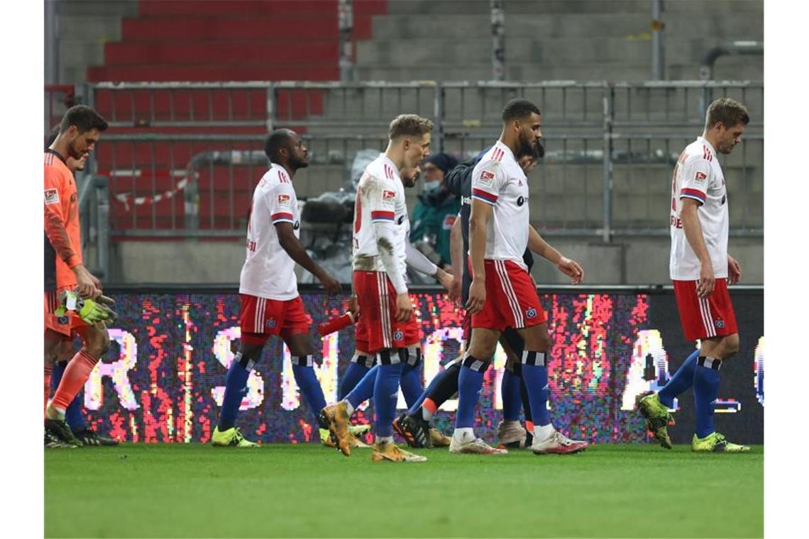 Die Spieler des Hamburger SV waren nach der Niederlage gegen den FC St. Pauli bedient. Foto: Christian Charisius/dpa-Pool/dpa