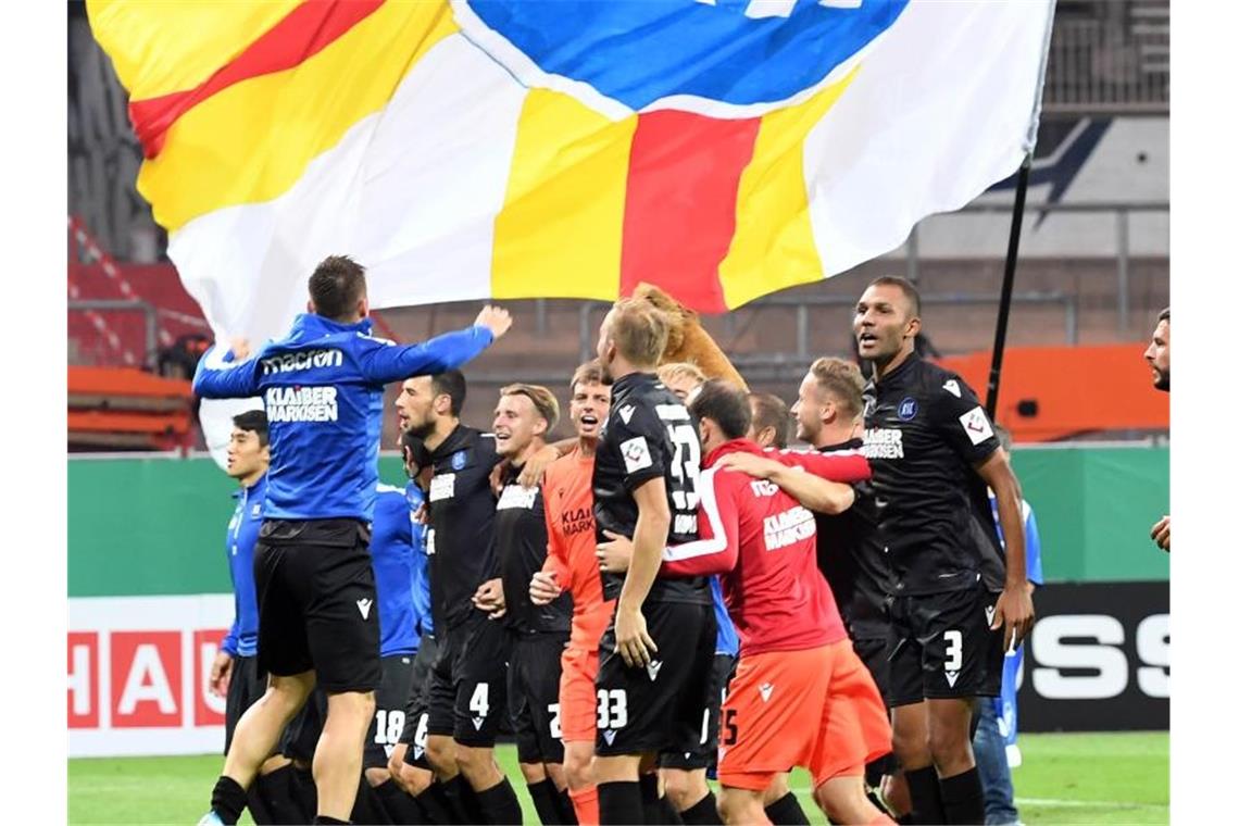 Die Spieler des Karlsruher SC, hier nach einem Spiel gegen Hannover 96. Foto: Uli Deck/Archivbild